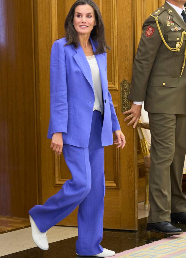 Este traje de la reina Letizia está rebajado en El Corte Inglés. / LIMITED PICTURES