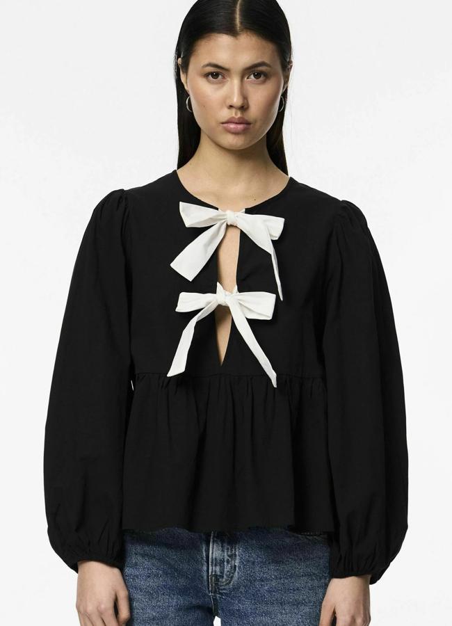 Blusa negra con lazada de Pieces, 36,99 euros.