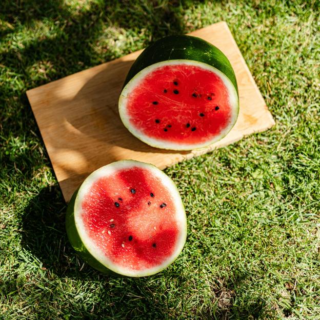 Gracias a sus propiedades hidratantes la sandía es una fruta perfecta para tomar en cualquier lugar en verano.