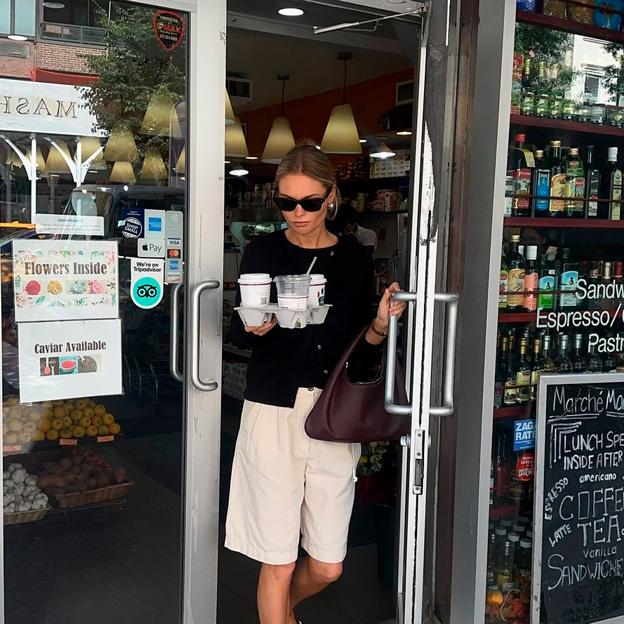 La influencer Claire Rose con bermudas.