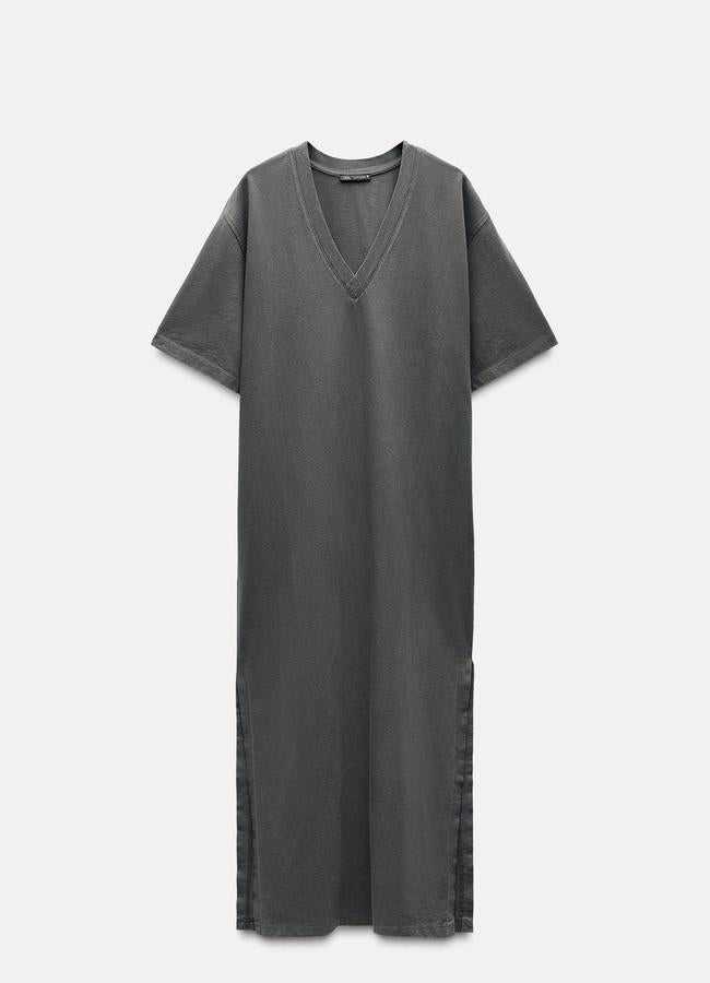 Vestido caftán gris azulado de Zara, 29,95 euros.