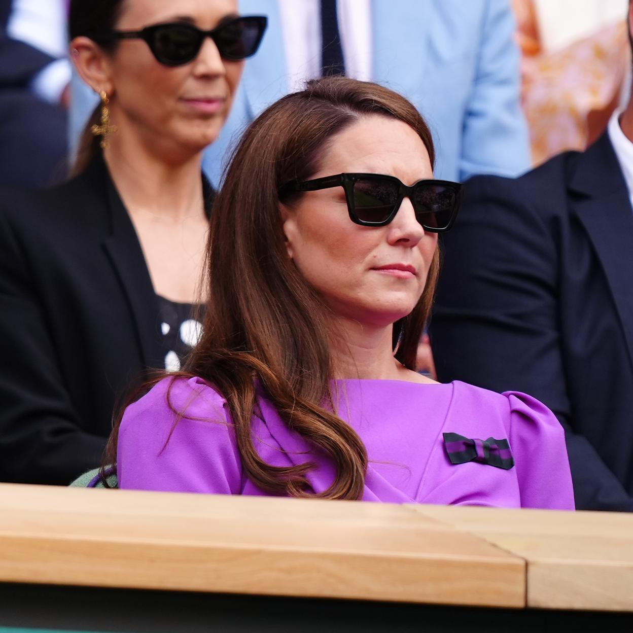 Kate Middleton con gafas de sol negras./gtres