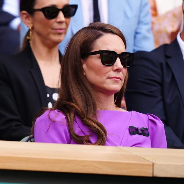 Kate Middleton con gafas de sol negras.