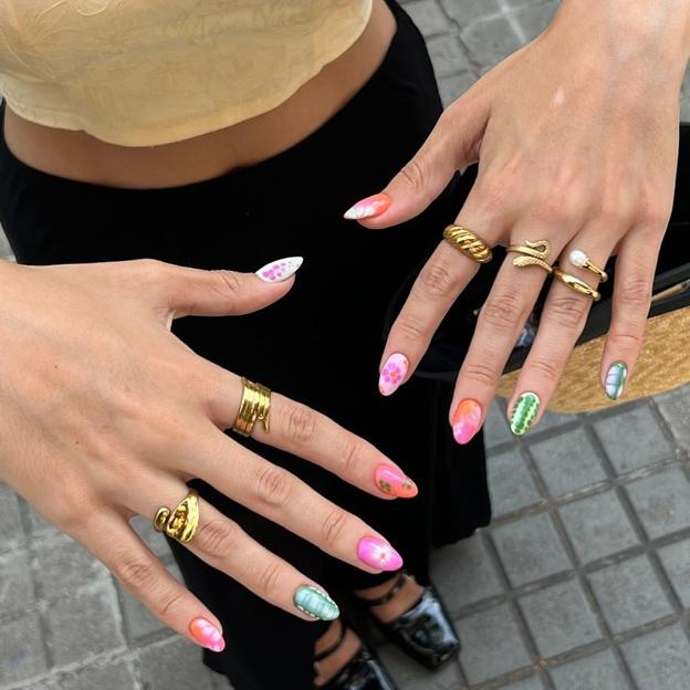 Manicura efecto blooming multicolor con flores de Hello Nails.