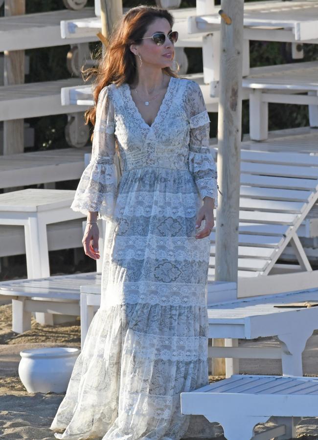 Paloma Cuevas con vestido blanco de estilo boho en Marbella. / GTRES