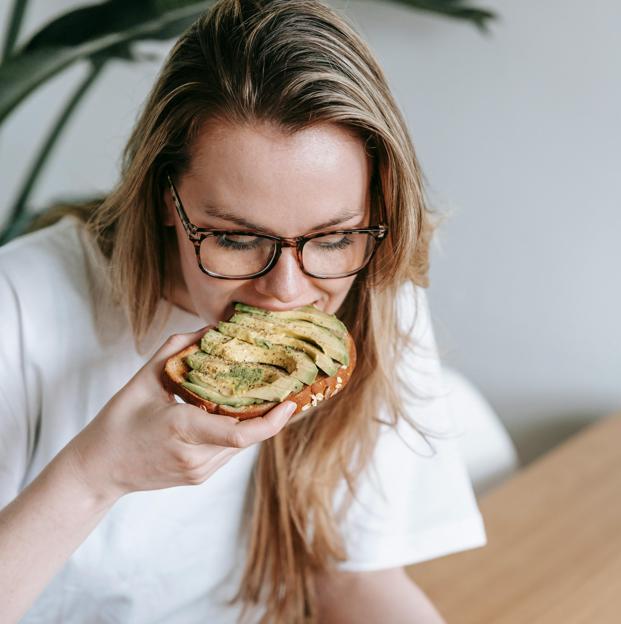 Tostada con aguacate. 