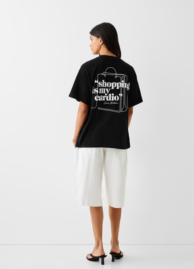 Camiseta 'shopping is my cardio' de Bershka.