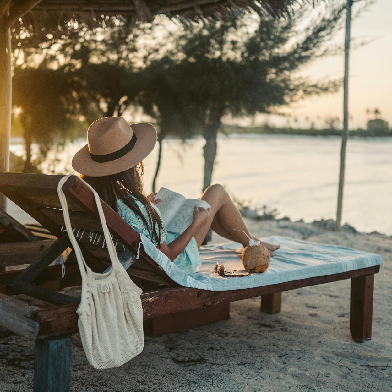 Disfrutar de una buena lectura en una playa es uno de los mayores placeres del verano. /taryn elliot/pexels