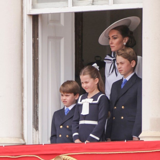 George, junto a su madre y sus hermanos, en el Trooping the Colour. 