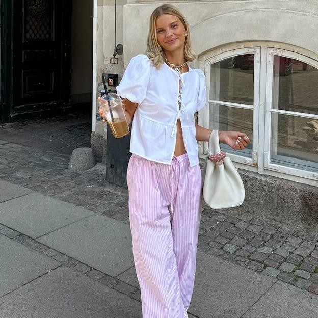 Influencer con pantalones tendencia de verano