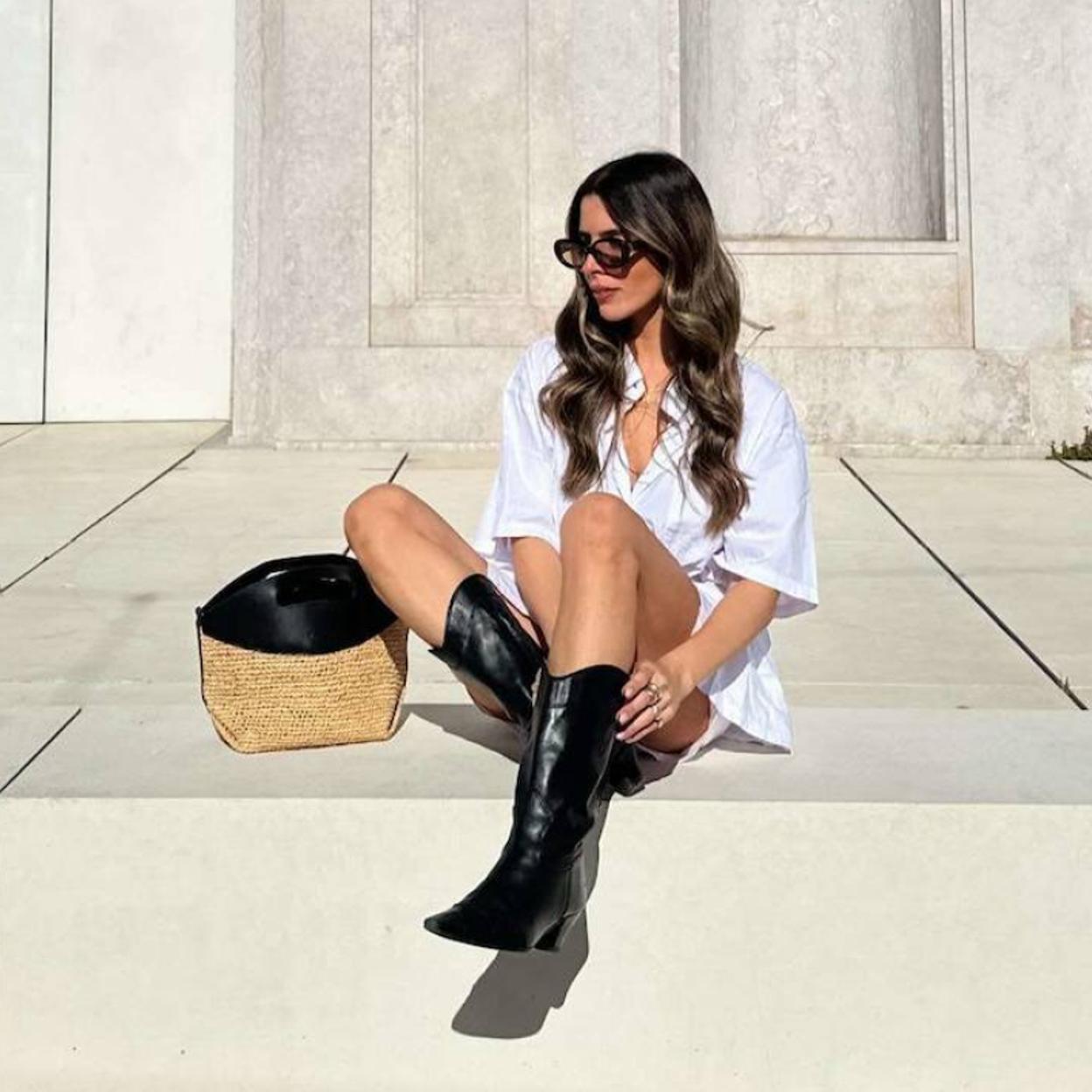 Influencer con look de botas en verano/@SOFIANUNESB