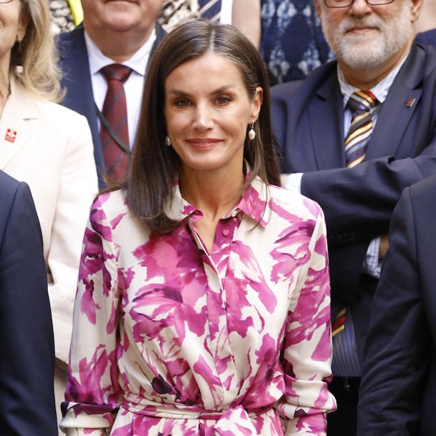 La reina Letizia con un vestido de flores de color rosa.