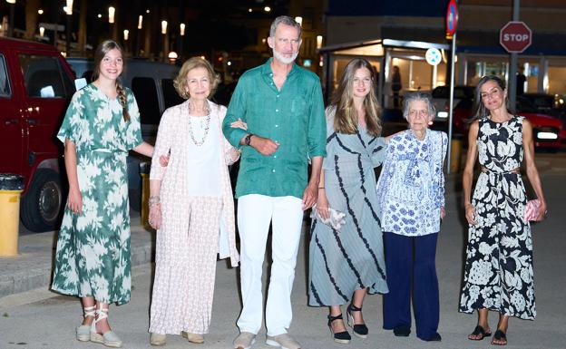 La familia real al completo junto a la reina Sofía y su hermana, irene de Grecia. 