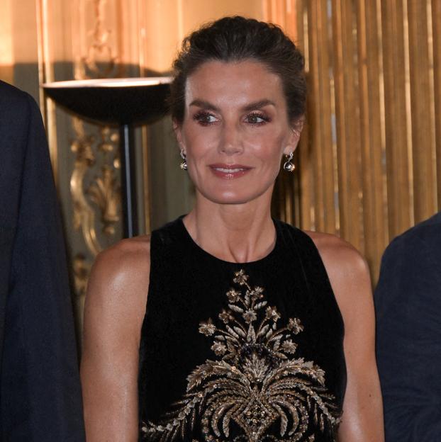 La reina Letizia, espectacular en París con un vestido de Alta Costura francesa para recibir a los olímpicos españoles