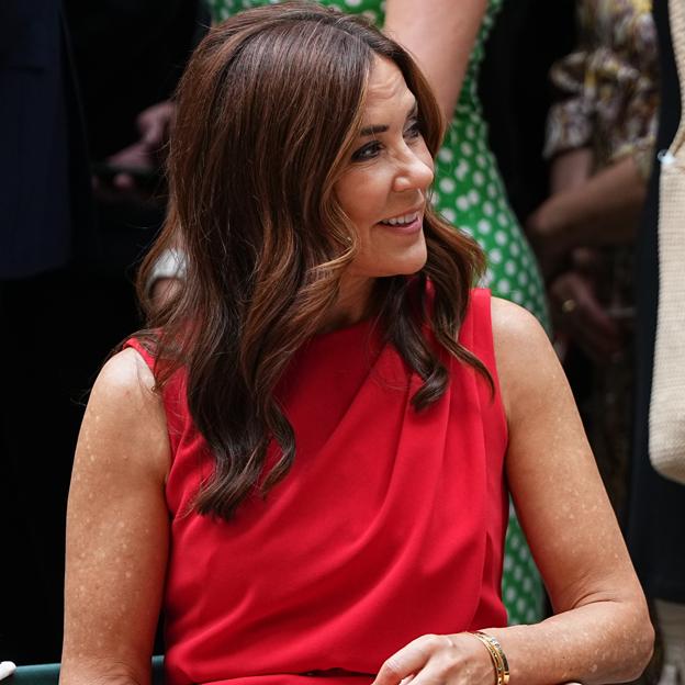 Mary de Dinamarca lo confirma: el rojo es el color favorito de las royals más elegantes para este verano