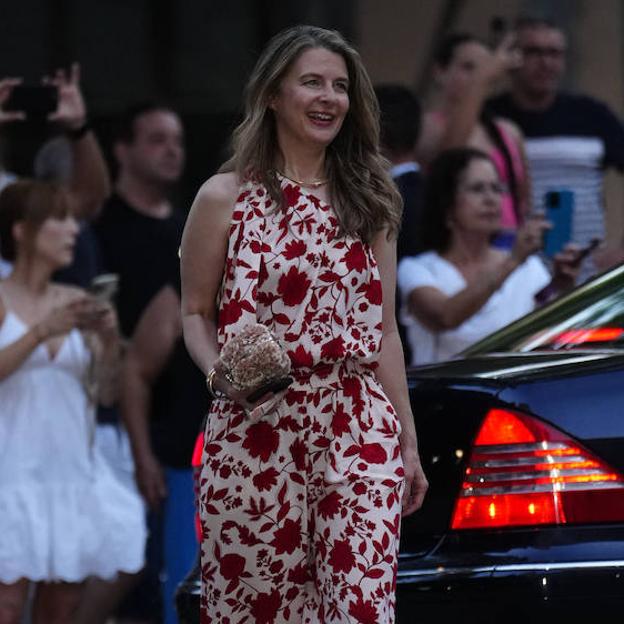 María Dolores Ocaña ha aparecido en Mallorca con un mono de flores.