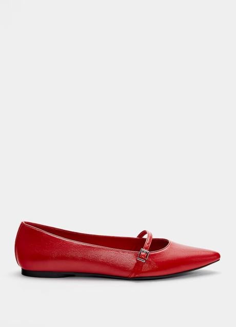 Zapatos rojos de Pull & Bear (25,99 euros)