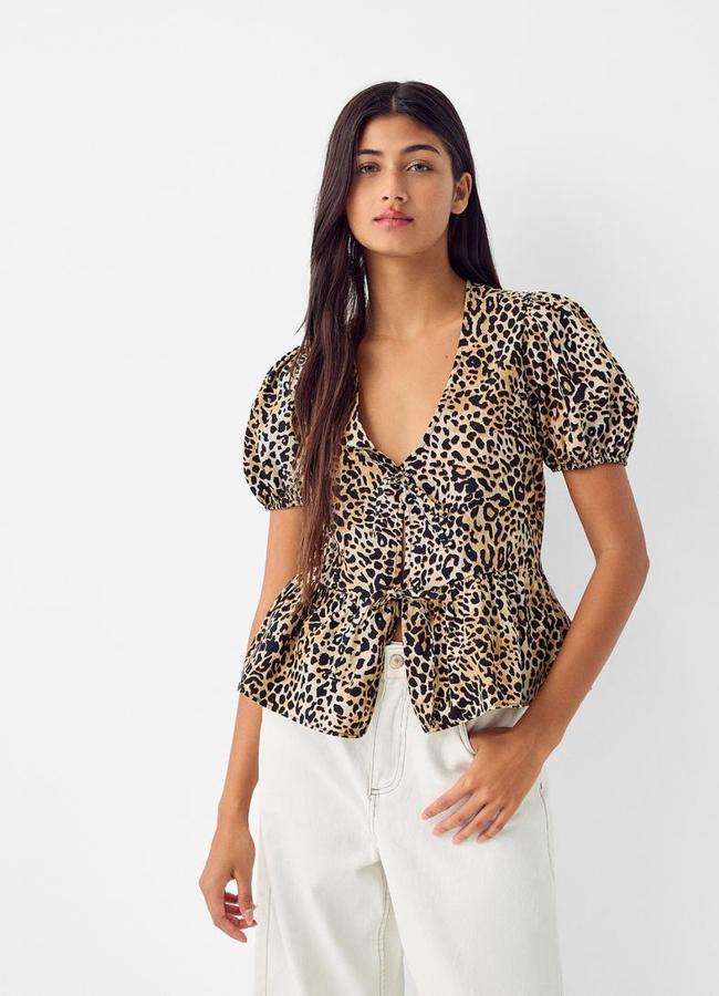 Blusa con lazos y estampado animal de Bershka.