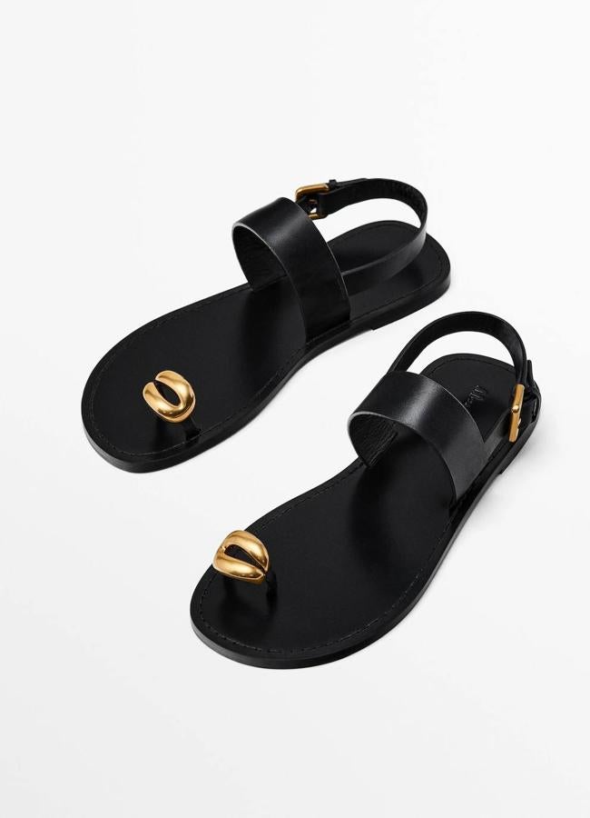 Sandalias de piel negras con adorno metálico dorado