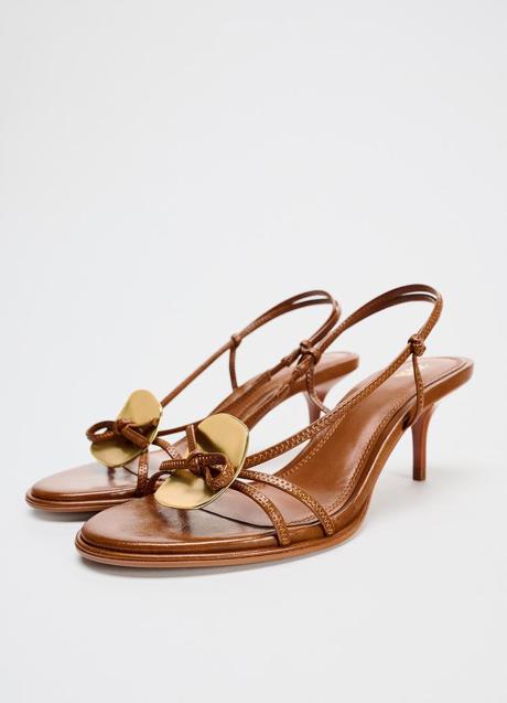 Sandalias de tacón de Zara (39,99 euros)