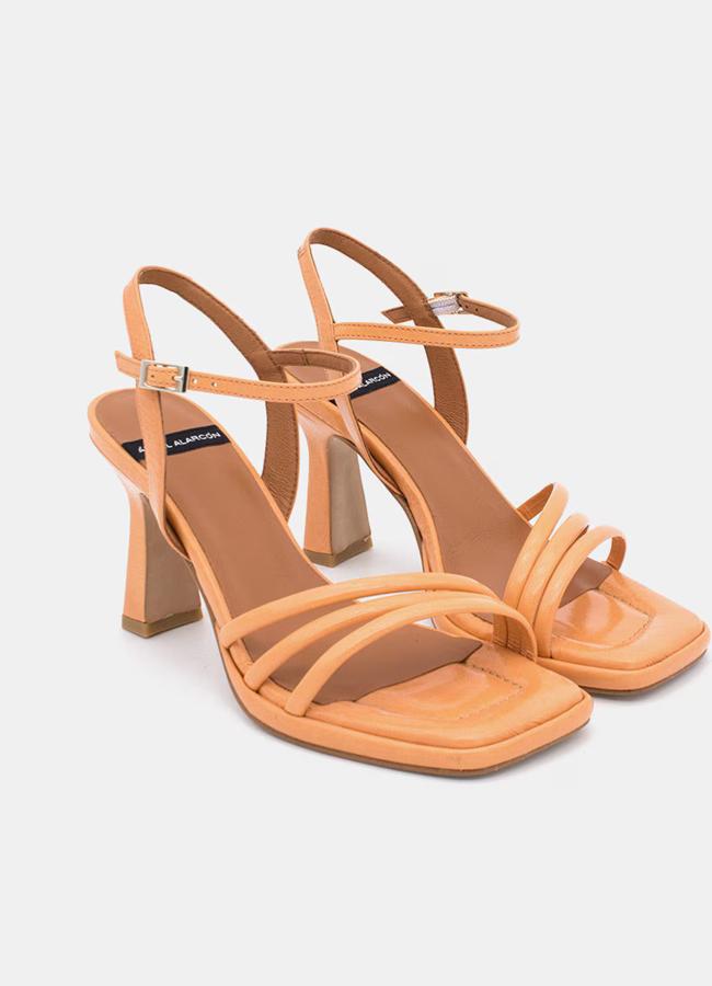 Sandalias de tacón en naranja de Ángel Alarcón.