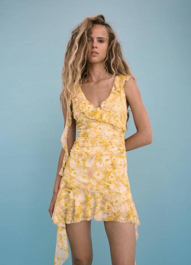 Vestido corto de flores con volantes en amarillo