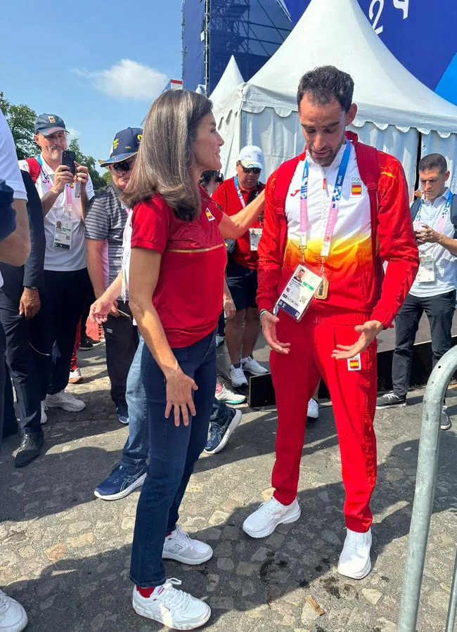 La reina Letizia con el atleta Álvaro Martín. / Twitter: COE