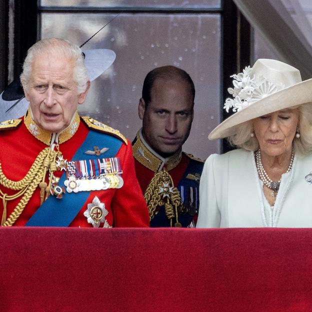 El príncipe Guillermo junto a Carlos III y la reina Camilla. 