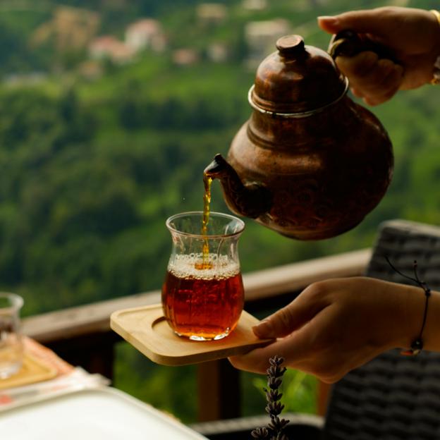 Mujer preparando una infusión de romero. 