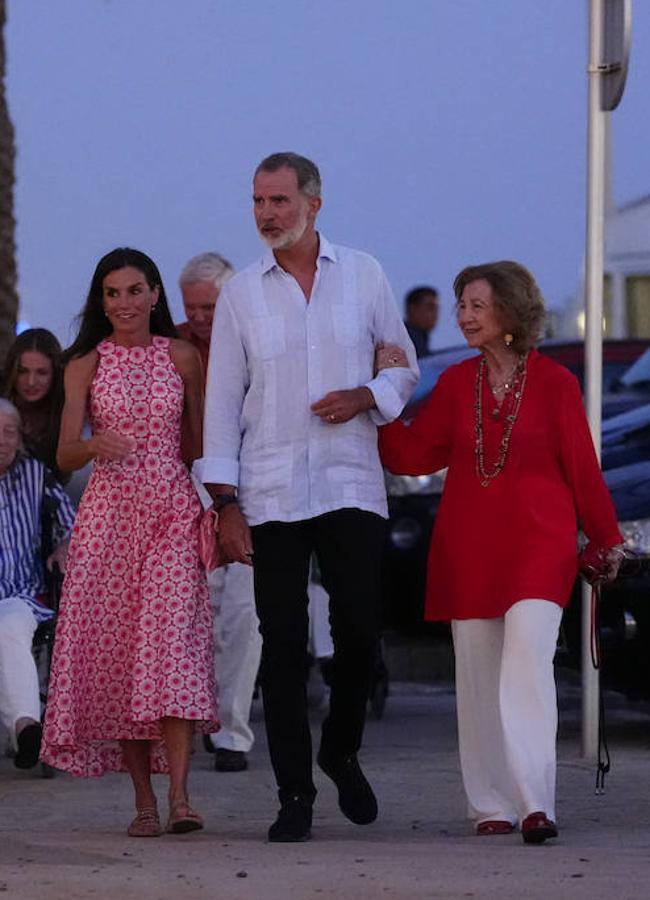 La reina Letizia, el rey Felipe y la reina Sofía en su llegada al restaurante. / LIMITED PICTURES