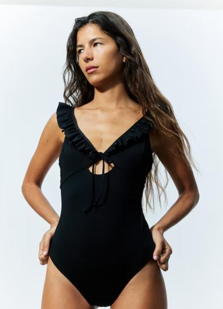 Bañador negro de H&M (29,99 euros euros)