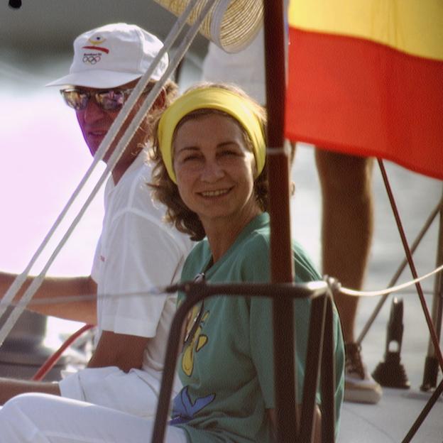 La reina Sofía en los años 90, cuando aún salía en barco con el rey Juan Carlos durante sus vacaciones en Palma de Mallorca. 