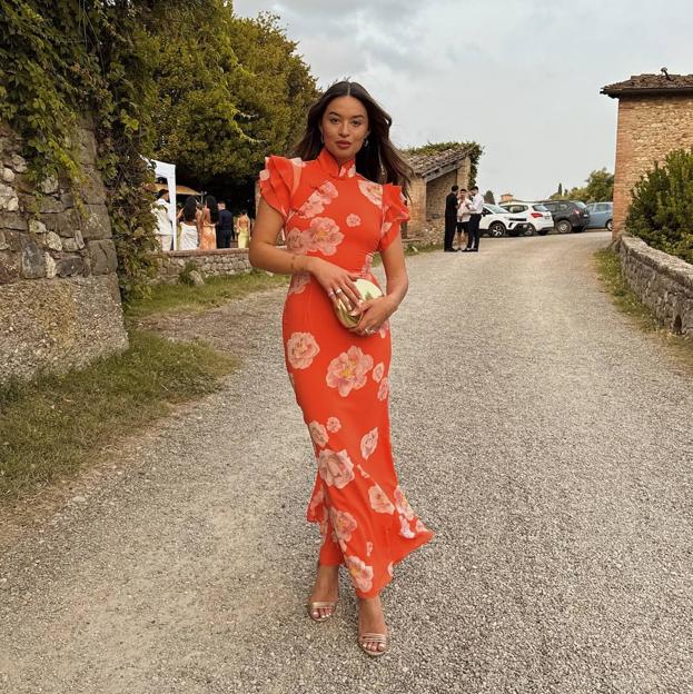 Influencer con vestido de invitada de verano