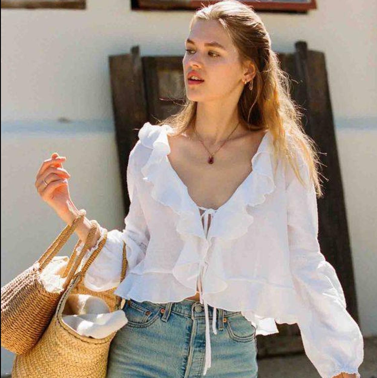 Influencer con blusa de volantes/@ONPARLEMODE