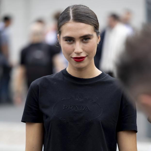 Look con camiseta negra.