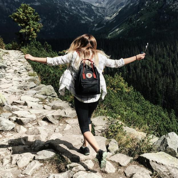 Mujer realizando cardio al aire libre. 