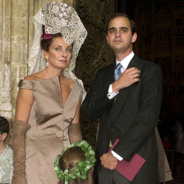 Juan March de Lastra el día de su boda, junto a su madre, Conchita de Lastra. 