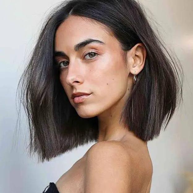 Mujer con corte de pelo tendencia clavicut desfilado