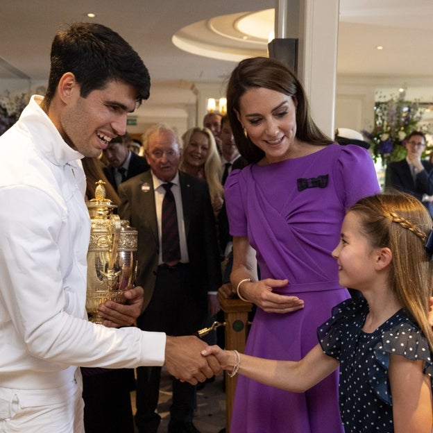 Carlos Alcaraz saluda a la princesa Charlotte en Wimbledon. 