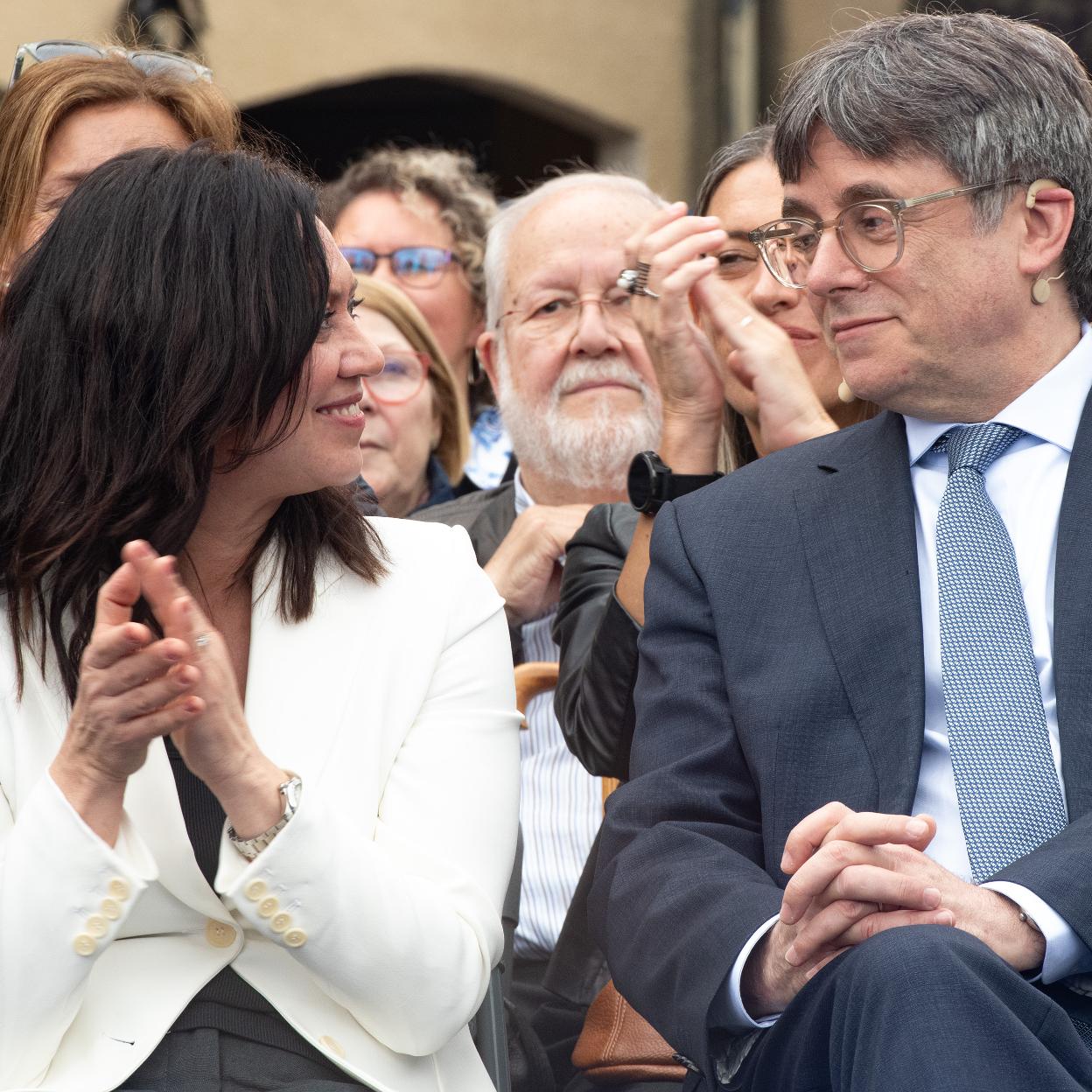 MArcela Topor y Carles Puigdemont, en un mitin en Francia en el mes de mayo./getty images