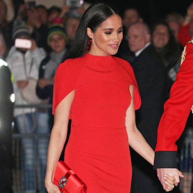 Meghan Markle con el vestido rojo con capa.