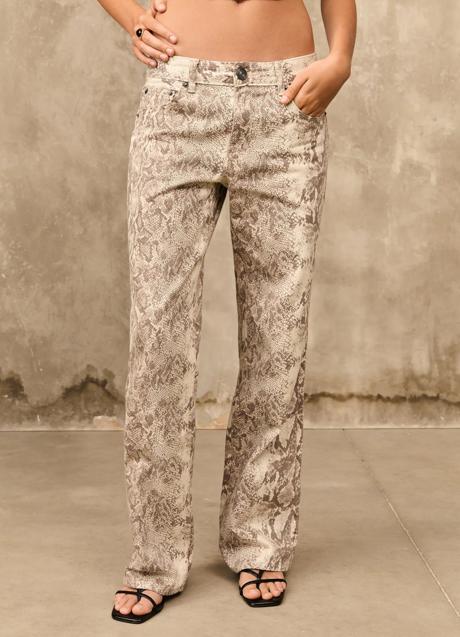 Pantalón estampado de Stradivarius (35,99 euros)