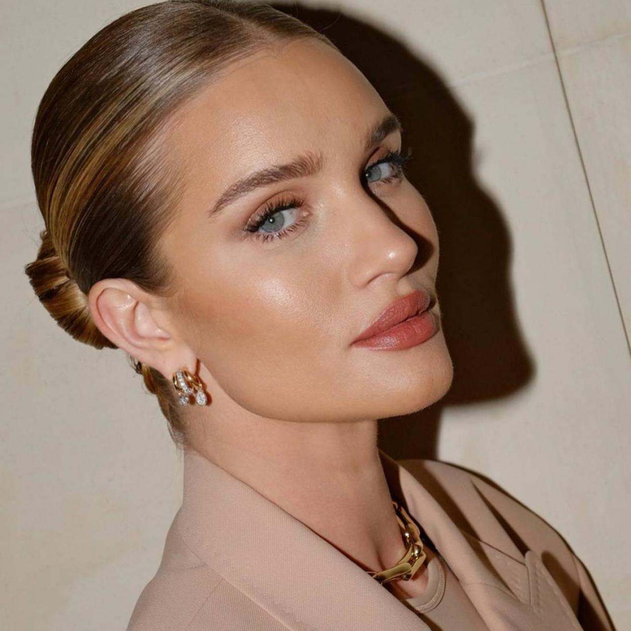 Rosie Huntington-Whiteley con piel uniforme y luminosa/@HAROLD_JAMES