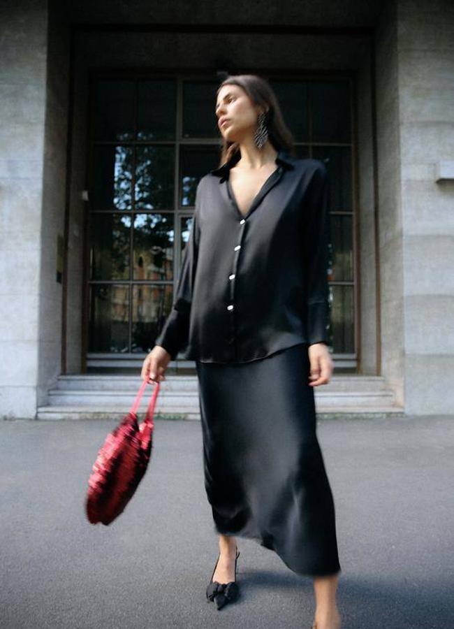 Conjunto satinado básico en color negro con camisa y falda midi