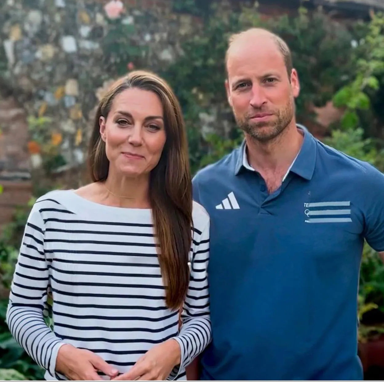 Kate Middleton, con camiseta de rayas, y el príncipe Guillermo en el vídeo en el que han felicitado a los atletas del Reino Unido que han participado en los Juegos Olímpicos de París.