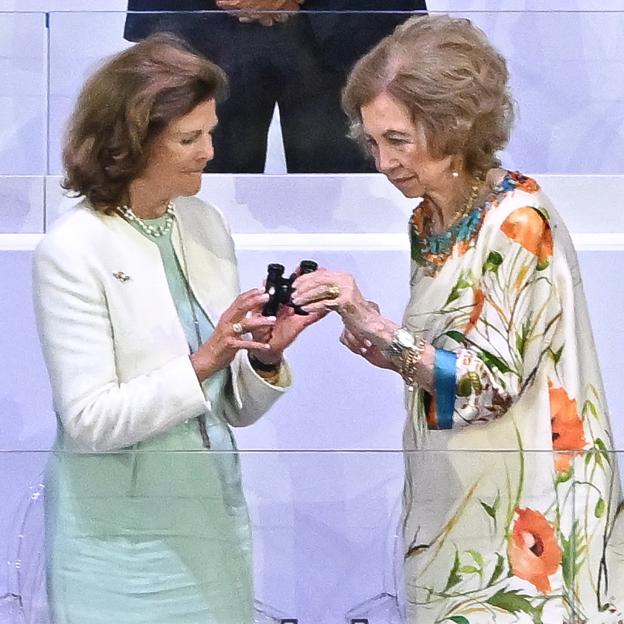 El original look de la reina Sofía en la ceremonia de clausura de los Juegos Olímpicos de París: un conjunto estampado con túnica