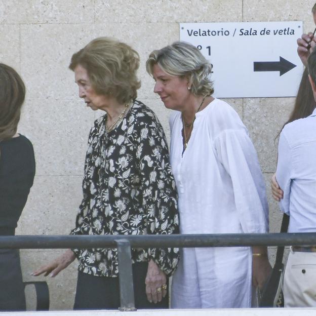 Simoneta Gómez-Acebo acompañó a la reina Sofía a su llegada al tanatorio de Calviá, en Mallorca. 