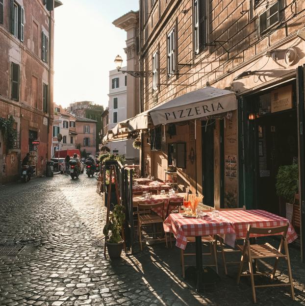 Terraza de un restaurante romano como el que le sirve al chef Viestad para sumergirse en un viaje a través del tiempo con los alimentos como guías.