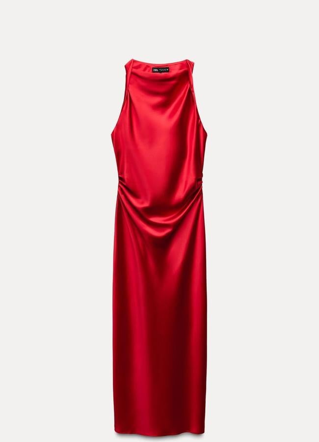 Vestido rojo de satén de Zara, 29,95 euros.