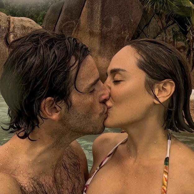 El beso en el agua de Tamara Falcó e Íñigo Onieva, inmortalizado en foto para Instagram. 